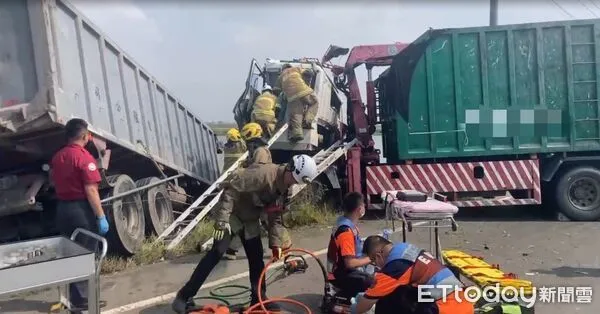 ▲台南安南區二號橋今晨發生大貨車相撞事故,造成1名駕駛OHCA,經消防人員緊急施救脫困,送往永康奇美醫院急救。(民眾提供,下同)