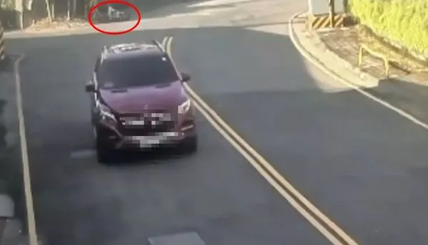 黃子佼8月駕駛一輛賓士與騎乘機車的婦人發生擦撞,婦人倒地受傷(紅圈處),提告他肇事逃逸、過失傷害。(翻攝畫面)