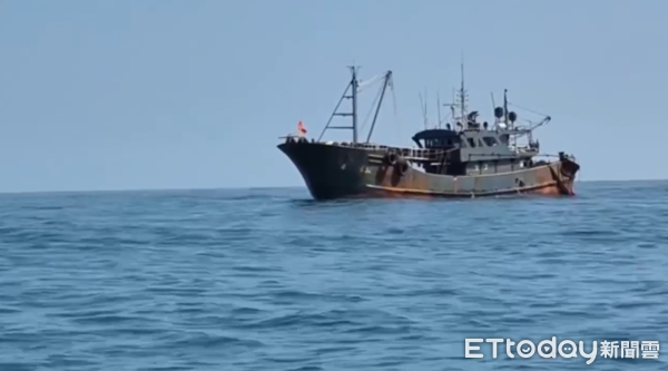 ▲▼中國大陸鐵殼漁船到澎湖七美越界捕撈,高聲播放江蕙的「不想伊」。(圖/記者陳洋翻攝)