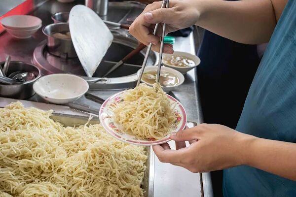 ▲▼台南豆菜麵一碗麵20元,豬腸湯無限續加喝到爽 。(圖/部落客美熊提供)