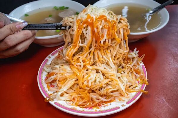 ▲▼台南豆菜麵一碗麵20元,豬腸湯無限續加喝到爽 。(圖/部落客美熊提供)