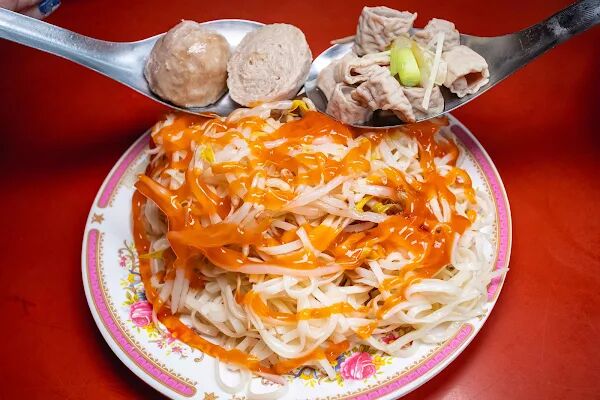 ▲▼台南豆菜麵一碗麵20元,豬腸湯無限續加喝到爽 。(圖/部落客美熊提供)