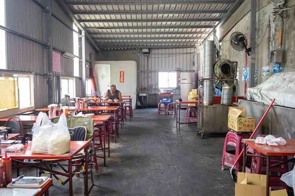 ▲▼台南豆菜麵一碗麵20元,豬腸湯無限續加喝到爽 。(圖/部落客美熊提供)