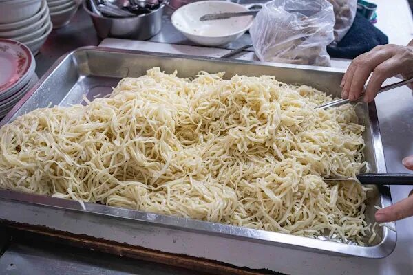 ▲▼台南豆菜麵一碗麵20元,豬腸湯無限續加喝到爽 。(圖/部落客美熊提供)