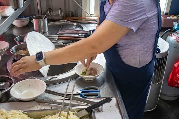 ▲▼台南豆菜麵一碗麵20元,豬腸湯無限續加喝到爽 。(圖/部落客美熊提供)