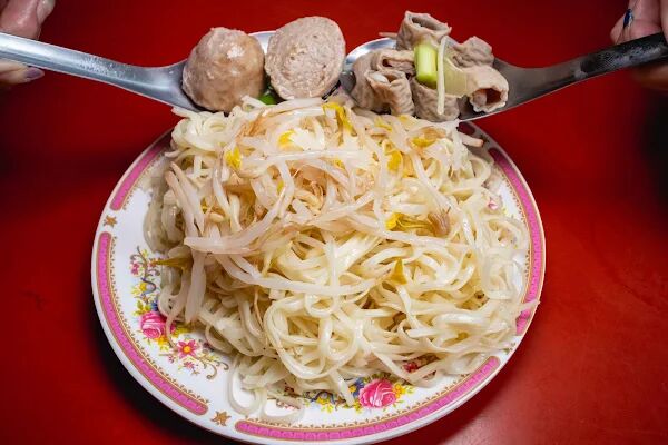 ▲▼台南豆菜麵一碗麵20元,豬腸湯無限續加喝到爽 。(圖/部落客美熊提供)