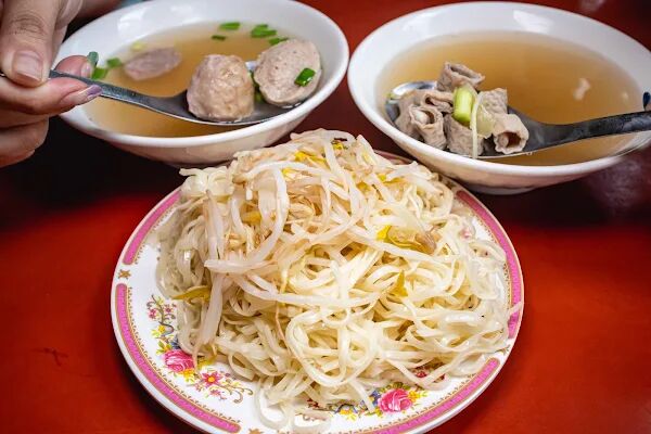 ▲▼台南豆菜麵一碗麵20元,豬腸湯無限續加喝到爽 。(圖/部落客美熊提供)