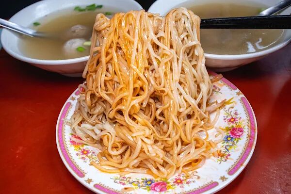 ▲▼台南豆菜麵一碗麵20元,豬腸湯無限續加喝到爽 。(圖/部落客美熊提供)