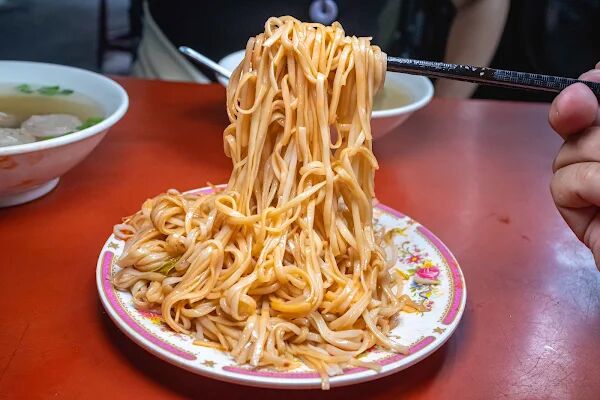 ▲▼台南豆菜麵一碗麵20元,豬腸湯無限續加喝到爽 。(圖/部落客美熊提供)