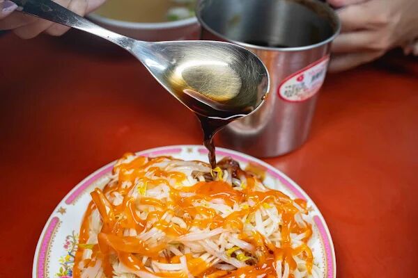 ▲▼台南豆菜麵一碗麵20元,豬腸湯無限續加喝到爽 。(圖/部落客美熊提供)