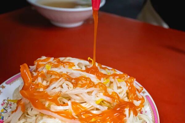 ▲▼台南豆菜麵一碗麵20元,豬腸湯無限續加喝到爽 。(圖/部落客美熊提供)