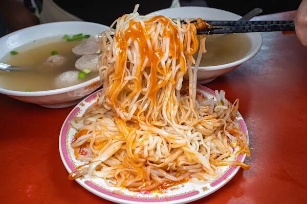 ▲▼台南豆菜麵一碗麵20元,豬腸湯無限續加喝到爽 。(圖/部落客美熊提供)