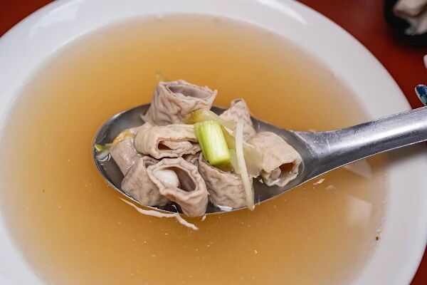 ▲▼台南豆菜麵一碗麵20元,豬腸湯無限續加喝到爽 。(圖/部落客美熊提供)