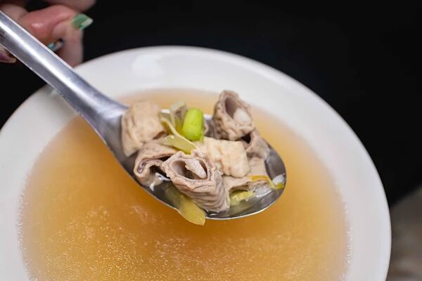 ▲▼台南豆菜麵一碗麵20元,豬腸湯無限續加喝到爽 。(圖/部落客美熊提供)