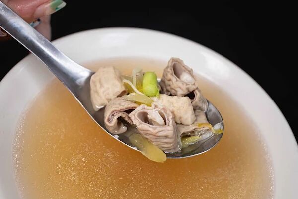 ▲▼台南豆菜麵一碗麵20元,豬腸湯無限續加喝到爽 。(圖/部落客美熊提供)