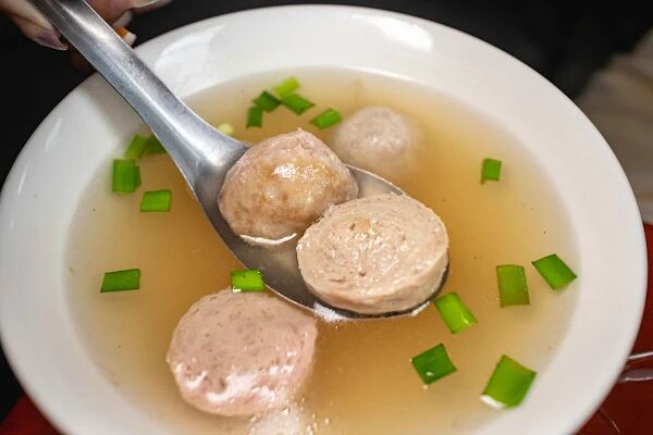 ▲▼台南豆菜麵一碗麵20元,豬腸湯無限續加喝到爽 。(圖/部落客美熊提供)