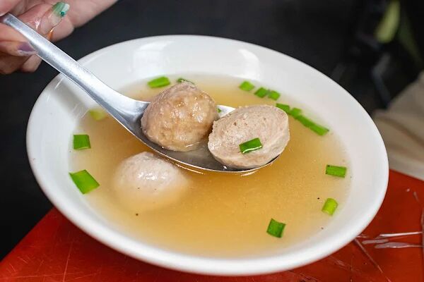 ▲▼台南豆菜麵一碗麵20元,豬腸湯無限續加喝到爽 。(圖/部落客美熊提供)