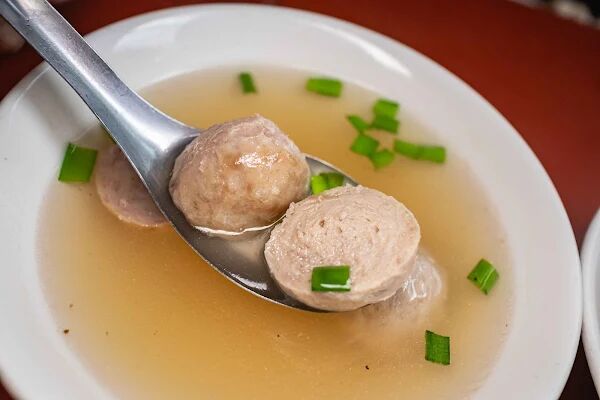 ▲▼台南豆菜麵一碗麵20元,豬腸湯無限續加喝到爽 。(圖/部落客美熊提供)