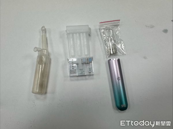 ▲▼陳男倒地後起身還想逃跑,被逛街民眾合力壓制,警方在他身上起獲依托咪酯煙彈及安非他命吸食器 。(圖/記者陳以昇翻攝)