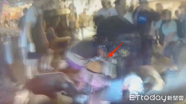 ▲▼陳男倒地後起身還想逃跑,被逛街民眾合力壓制,警方在他身上起獲依托咪酯煙彈及安非他命吸食器 。(圖/記者陳以昇翻攝)