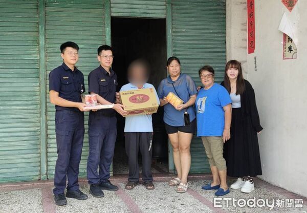 ▲東港派出所結合知名網紅「仙女琤琤」黃玉錚和先生唐偉捷做愛心。(圖/記者陳崑福翻攝)