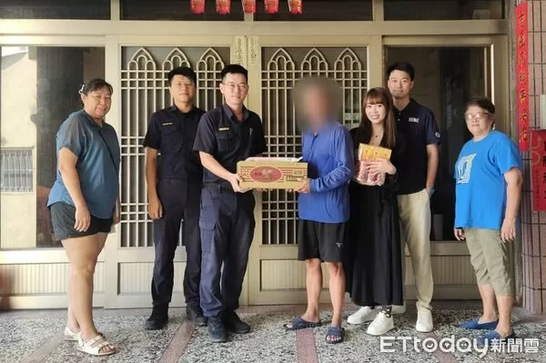 ▲東港派出所結合知名網紅「仙女琤琤」黃玉錚和先生唐偉捷做愛心。(圖/記者陳崑福翻攝)