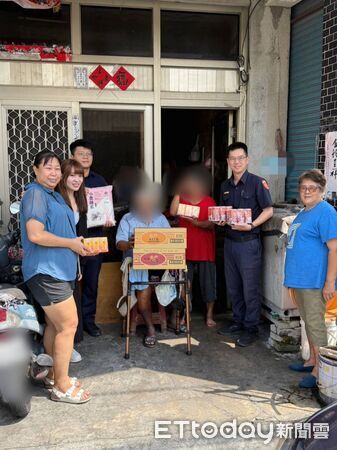 ▲東港派出所結合知名網紅「仙女琤琤」黃玉錚和先生唐偉捷做愛心。(圖/記者陳崑福翻攝)