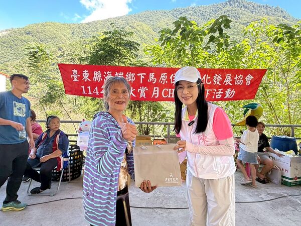 ▲▼民進黨立委陳瑩攜手東森購物、華陀扶元堂,中秋送暖花東災民。(圖/立委陳瑩國會辦公室提供)