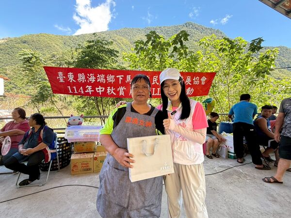 ▲▼民進黨立委陳瑩攜手東森購物、華陀扶元堂,中秋送暖花東災民。(圖/立委陳瑩國會辦公室提供)