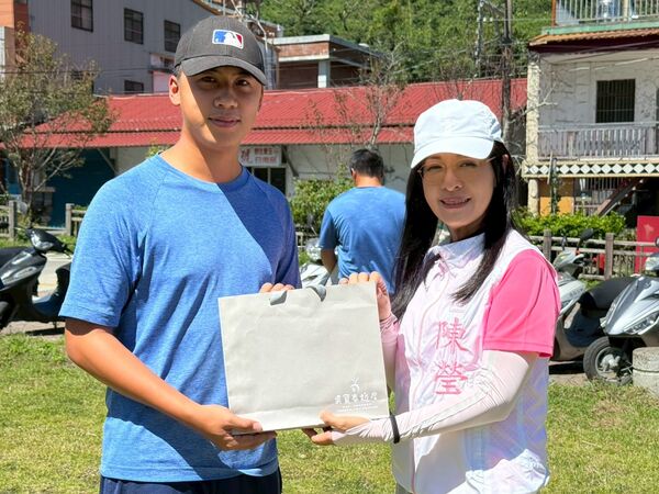 ▲▼民進黨立委陳瑩攜手東森購物、華陀扶元堂,中秋送暖花東災民。(圖/立委陳瑩國會辦公室提供)
