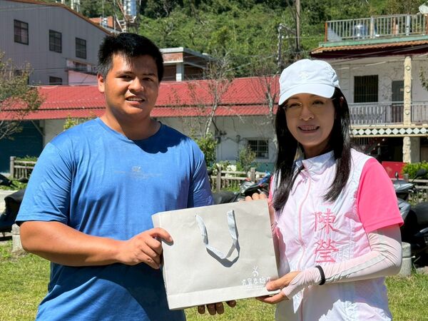 ▲▼民進黨立委陳瑩攜手東森購物、華陀扶元堂,中秋送暖花東災民。(圖/立委陳瑩國會辦公室提供)