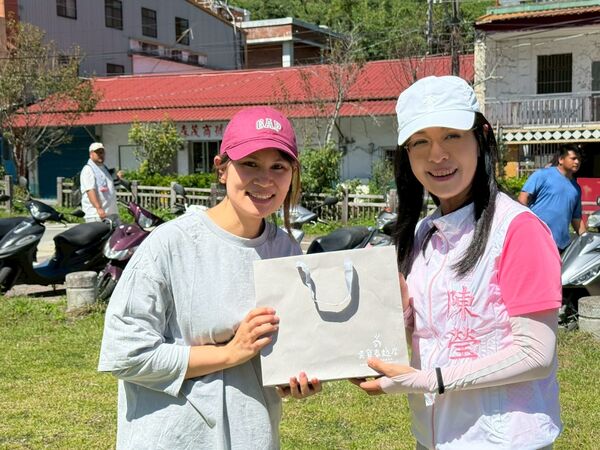 ▲▼民進黨立委陳瑩攜手東森購物、華陀扶元堂,中秋送暖花東災民。(圖/立委陳瑩國會辦公室提供)