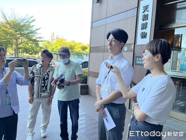 ▲▼民進黨發言人吳崢受訪。(圖/記者杜冠霖攝)