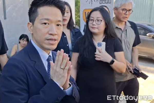 ▲▼ 桃園挖土機行老闆林鴻森赴花蓮救災離世,總統賴清德、市長張善政等人到靈堂捻香致意。(圖/記者陸運陞攝,下同)