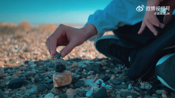 ▲于朦朧生前最後傳訊「等我」 陸歌手公開對話截圖…催淚MV曝光。(圖/翻攝自微博/居來提)