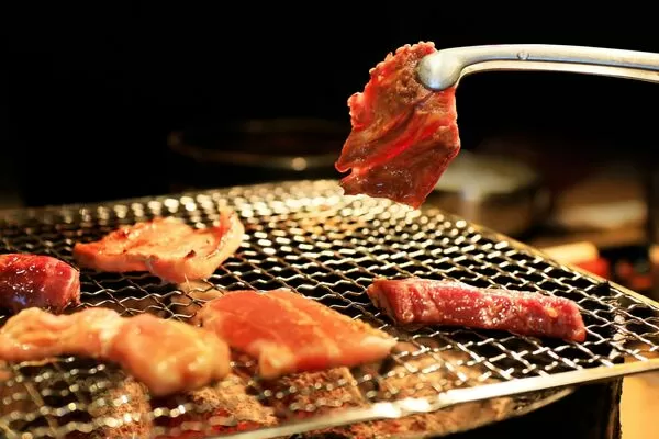 許多台灣人中秋節喜歡動手烤肉,近日傳出有人將跑步機改造成自動烤肉機。(示意圖,photoAC)