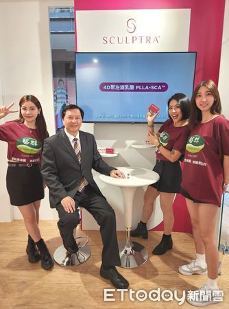 ▲藝群醫美集團進駐台北時裝週香堤大道「時尚小屋」,董事長王正坤醫師親率團隊現場與民眾互動,講解醫美原理與正確保養觀念。(圖/記者林東良翻攝,下同)