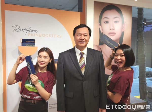▲藝群醫美集團進駐台北時裝週香堤大道「時尚小屋」,董事長王正坤醫師親率團隊現場與民眾互動,講解醫美原理與正確保養觀念。(圖/記者林東良翻攝,下同)