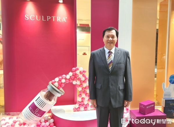 ▲藝群醫美集團進駐台北時裝週香堤大道「時尚小屋」,董事長王正坤醫師親率團隊現場與民眾互動,講解醫美原理與正確保養觀念。(圖/記者林東良翻攝,下同)