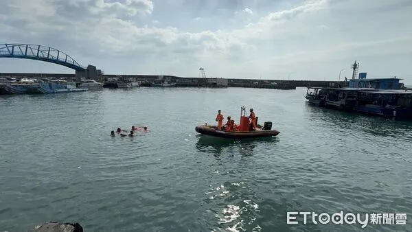 ▲屏東枋寮漁港發生連人帶車落海事件,駕駛送醫不治。(圖/記者陳崑福翻攝,下同)
