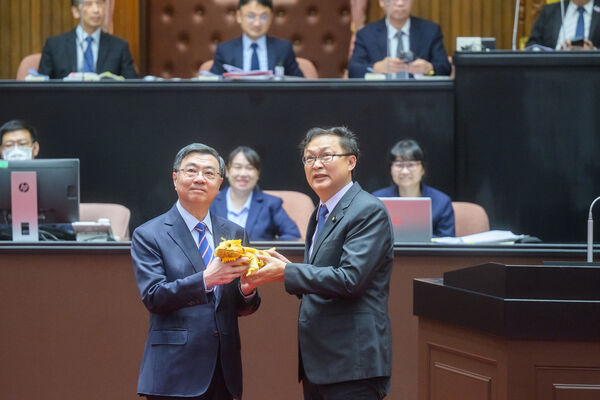 ▲▼民進黨立委徐富癸送行政院長卓榮泰綠鬣蜥玩偶。(圖/立委徐富癸國會辦公室提供)