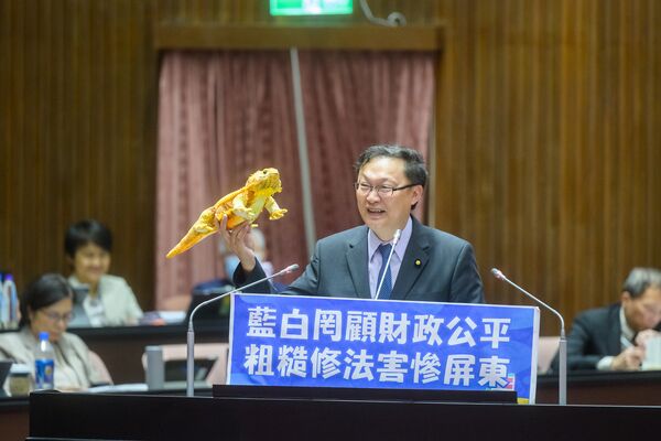 ▲▼民進黨立委徐富癸送行政院長卓榮泰綠鬣蜥玩偶。(圖/立委徐富癸國會辦公室提供)