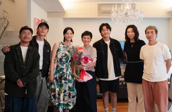 ▲幕後實境秀《〈他年她日〉的我們:特別篇》由張艾嘉(中)、導演龔兆平(左起)與主演群許光漢、袁澧林、陳澤耀、韓佩瑤及藝術總監文念中共同對談,公開拍片祕辛。(圖/甲上提供)