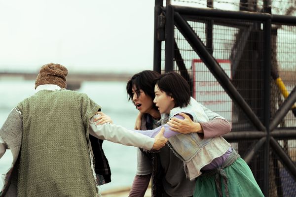 ▲幕後實境秀《〈他年她日〉的我們:特別篇》由張艾嘉(中)、導演龔兆平(左起)與主演群許光漢、袁澧林、陳澤耀、韓佩瑤及藝術總監文念中共同對談,公開拍片祕辛。(圖/甲上提供)