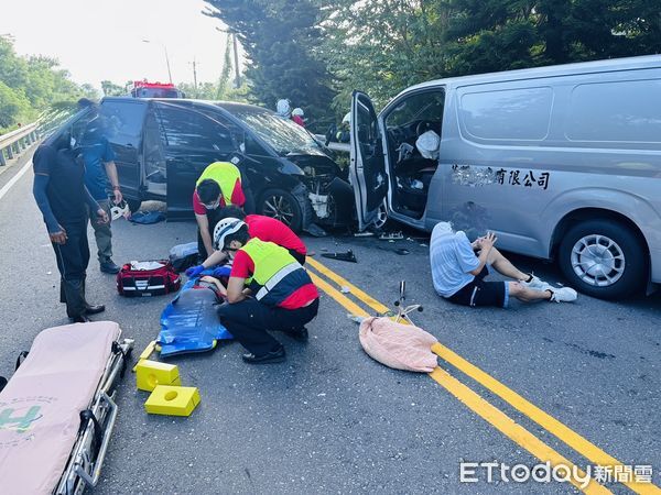 ▲▼宜蘭員山休旅車對撞,送醫的5傷者中,有2人骨折、意識模糊。(示意圖/記者游芳男翻攝,下同)
