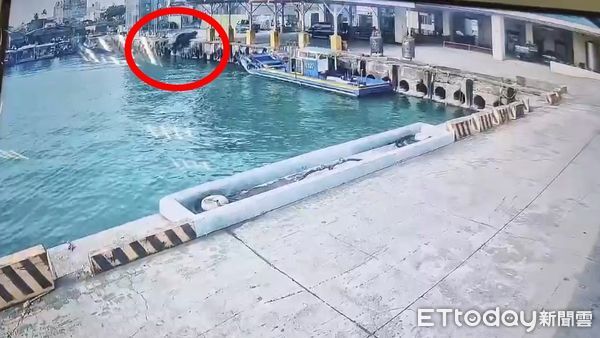 ▲屏東枋寮漁港發生連人帶車落海事件,駕駛送醫不治。(圖/記者陳崑福翻攝,下同)