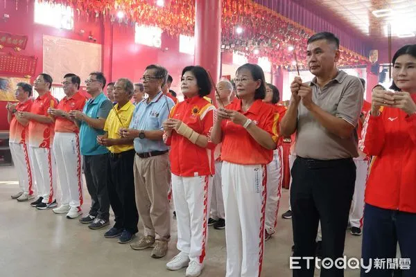 ▲縣長張麗善手持清香,專注誠心祈願。(圖/記者游瓊華翻攝)