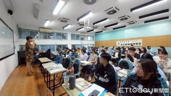 ▲嘉藥社會工作系今年共有38人考取社工師,錄取率超越全國平均,展現教學成果。(記者林東良翻攝,下同)