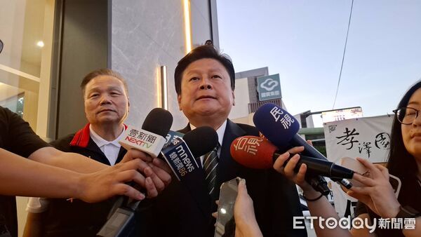 ▲挖土機超人敗血症亡,傅崐萁現身靈堂。(圖/記者陸運陞攝,下同)