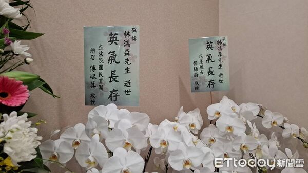 ▲挖土機超人敗血症亡,傅崐萁現身靈堂。(圖/記者陸運陞攝,下同)